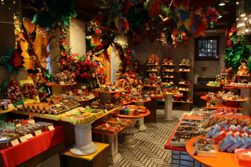 vitrine-COURMES-min_candy_store_chocolate_shop_chocolate_switzerland-393515