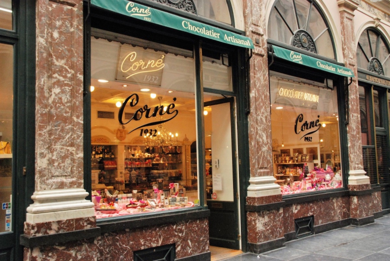 vitrine-COURMES-min_chocolate_chocolaterie_shop_luxury_chic_gallery_brussels_belgium-558146