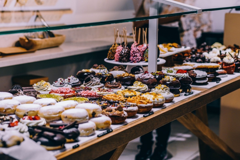 vitrine-COURMES-min_shop_dessert_pastry_bakery_counter-184398